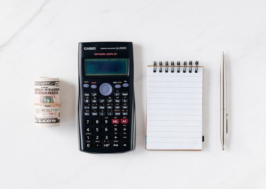 Een ondernemer die gebruikmaakt van financiële tools voor effectief uitgavenbeheer en betalingsoptimalisatie.