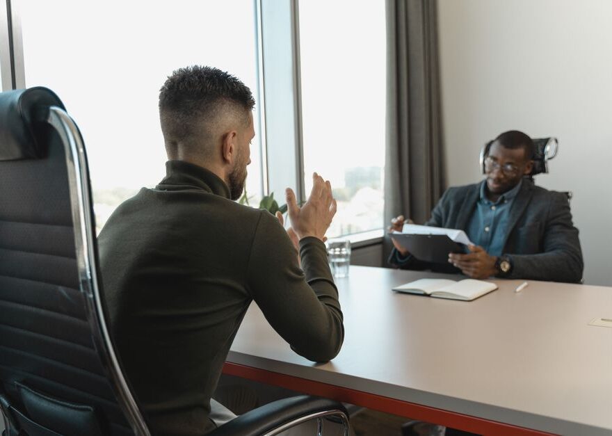 Een team dat samenwerkt aan recruitment outsourcing strategieën in een moderne kantooromgeving.