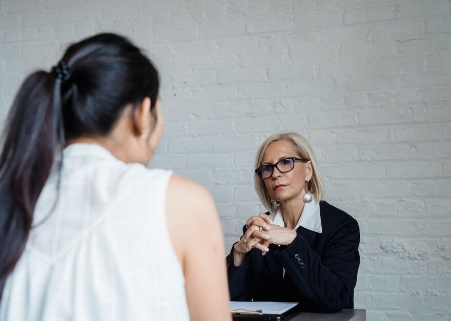 Een jonge professional ontvangt loopbaanbegeleiding van een HR-specialist in een moderne kantooromgeving.